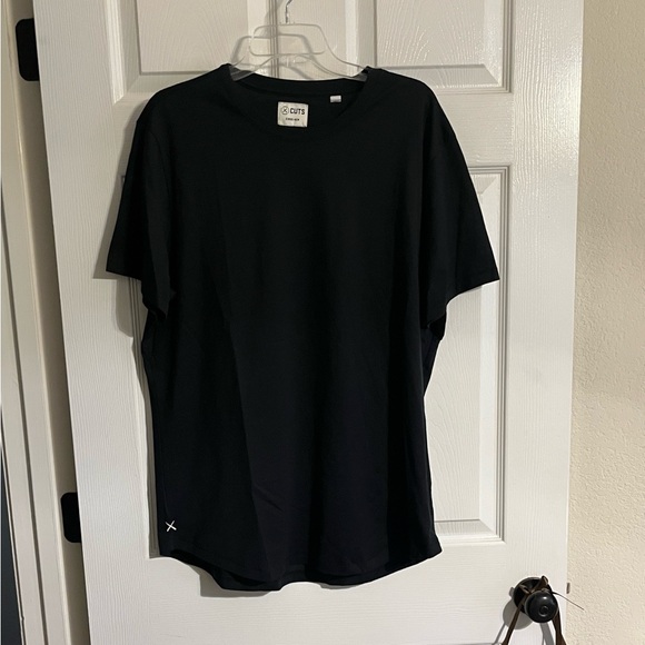 NWOT CUTS CLOTHING Curve-Hem Athletic Fit T-Shirt - Picture 2 of 9